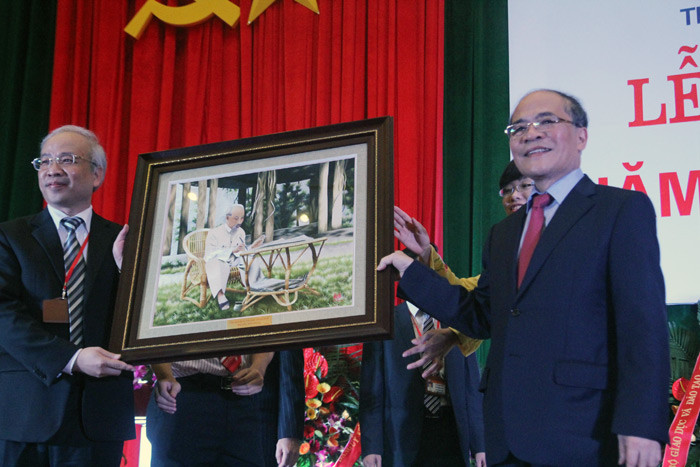 Thay mặt Quốc hội, ông Nguyễn Sinh Hùng tặng nhà trường bức tranh Bác Hồ với lời nhắn: “Bác Hồ đã từng nói “Hiến pháp là thần linh pháp quyền”. Thần linh ở đây không phải để thờ, mà là sự linh nghiệm vào cuộc sống. Sinh viên ĐH Luật phải thấm nhuần tư tưởng Hiến pháp để vận dụng vào công việc và trong tương lai”. Thay mặt Quốc hội, ông Nguyễn Sinh Hùng tặng nhà trường bức tranh Bác Hồ với lời nhắn: “Bác Hồ đã từng nói “Hiến pháp là thần linh pháp quyền”. Thần linh ở đây không phải để thờ, mà là sự linh nghiệm vào cuộc sống. Sinh viên ĐH Luật phải thấm nhuần tư tưởng Hiến pháp để vận dụng vào công việc và trong tương lai”.