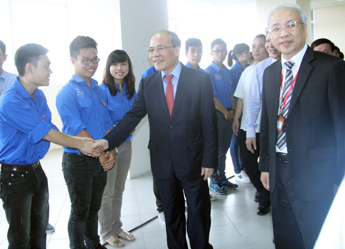 Chủ tịch Quốc hội cũng thăm hỏi các sinh viên nhà trường, động viên các em phấn đấu hơn nữa trong năm học mới. Chủ tịch Quốc hội cũng thăm hỏi các sinh viên nhà trường, động viên các em phấn đấu hơn nữa trong năm học mới.