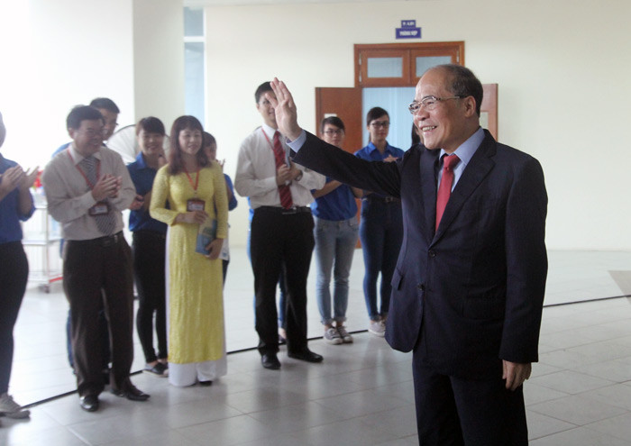 Chủ tịch Quốc hội Nguyễn Sinh Hùng dự Lễ Khai giảng taijn Đại học Luật Hà Nội. Chủ tịch Quốc hội Nguyễn Sinh Hùng dự Lễ Khai giảng taijn Đại học Luật Hà Nội.