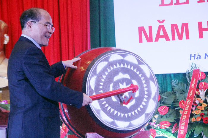 Chủ tịch Quốc hội đánh trống khai trường năm học 2014-2015 tại Đại học Luật Hà Nội sáng 13/9. Chủ tịch Quốc hội đánh trống khai trường năm học 2014-2015 tại Đại học Luật Hà Nội sáng 13/9.