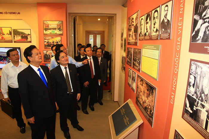 Thủ tướng cũng cho rằng, trong hoạt động nghiên cứu khoa học, ĐHQGHN đã triển khai đồng bộ và có sự gắn kết giữa khoa học tự nhiên và khoa học xã hội; giữa khoa học và công nghệ kỹ thuật; giữa nghiên cứu cơ bản và nghiên cứu ứng dụng. ĐHQGHN đã có những chương trình, đề tài, sản phẩm KHCN tiêu biểu như: Công trình nghiên cứu cơ chế ô nhiễm asen được công bố trên tạp chí Nature hàng đầu thế giới; nghiên cứu hệ gen người Việt; thiết kế mạch tích hợp; nghiên cứu, xây dựng ngành biến đổi khí hậu; Bộ sách Lịch sử Việt Nam, Báo cáo Kinh tế thường niên; nghiên cứu chủ quyền biển đảo Việt Nam…