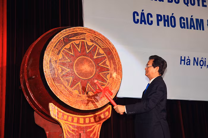 Thủ tướng Nguyễn Tấn Dũng đã đánh hồi trống khai trường, đánh dấu một năm học mới nhiều thắng lợi mới.