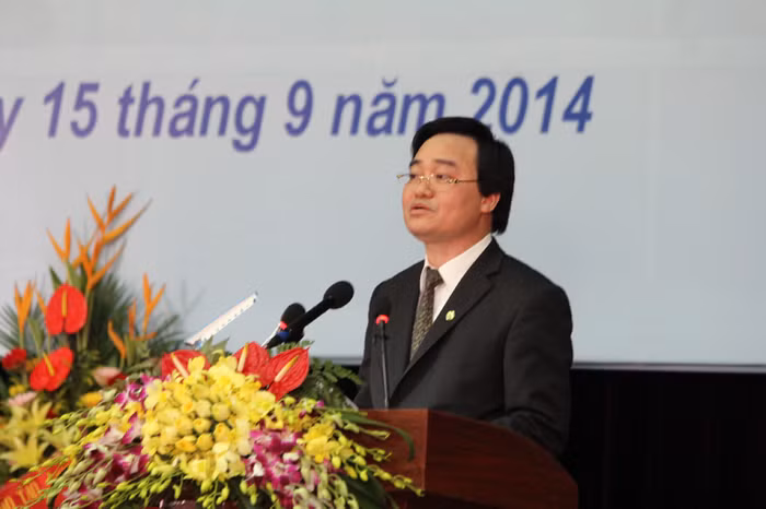 Giám đốc Đại học Quốc gia Hà Nội Phùng Xuân Nhạ cho biết, trong năm học 2014-2015, Đảng ủy, Ban Giám đốc ĐHQGHN đã xác định 5 nhóm nhiệm vụ trọng tâm: Một là, tiếp tục triển khai giai đoạn 2 Đề án điều chỉnh, sắp xếp lại và phát triển tổ chức ở cấp đơn vị thành viên và trực thuộc ĐHQGHN. Hai là, tiếp tục thực hiện có hiệu quả Nhiệm vụ chiến lược xây dựng và phát triển một số ngành, chuyên ngành đạt chuẩn quốc tế phù hợp với tình hình thực tiễn và điều kiện của các đơn vị. Ba là, tập trung đầu tư để phát triển các nhóm nghiên cứu mạnh, gắn với các chương trình khoa học công nghệ để phát triển các sản phẩm theo định hướng sản phẩm quốc gia. Bốn là, tiếp tục đẩy mạnh, nâng cao hơn nữa hiệu quả hoạt động hợp tác phát triển. Năm là, chú trọng phát triển đội ngũ nhà khoa học đầu đàn, đầu ngành và đội ngũ cán bộ quản lý có tư duy, phương pháp và kỹ năng quản trị đại học tiên tiến.