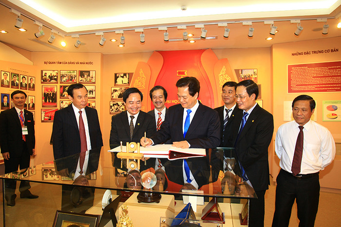 Tại đây, Thủ tướng Nguyễn Tấn Dũng đã ghi trong sổ lưu niệm của Đại học Quốc gia nhân dịp về dự Lễ khai giảng cùng thầy và trò nhà trường.