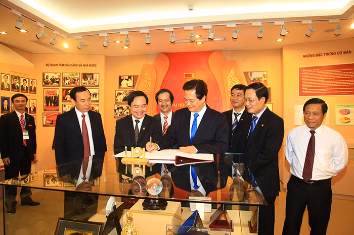 Tại đây, Thủ tướng Nguyễn Tấn Dũng đã ghi trong sổ lưu niệm của Đại học Quốc gia nhân dịp về dự Lễ khai giảng cùng thầy và trò nhà trường.