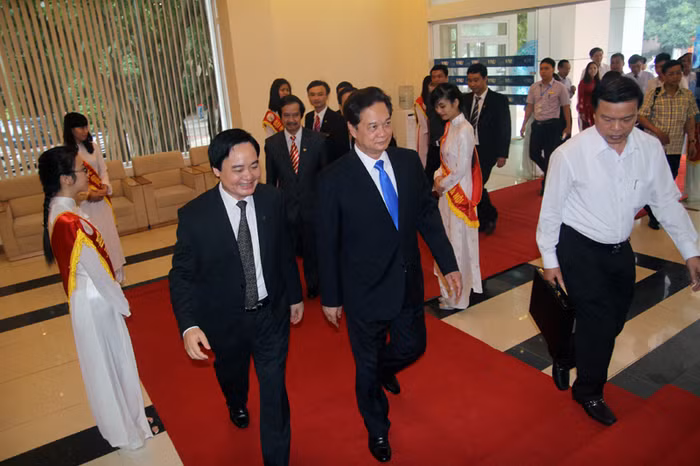 Thủ tướng cũng bày tỏ, đầu năm 2013, Thủ tướng có dịp tới thăm và làm việc với ĐHQGHN. Hôm nay về dự Lễ khai giảng năm học mới, Thủ tướng rất vui mừng thấy rằng, thời gian qua ĐHQGHN đã tiếp tục đổi mới và phát triển tốt theo hướng chuẩn hóa, hiện đại hóa và hội nhập quốc tế, trở thành một trung tâm đào tạo, nghiên cứu khoa học và chuyển giao công nghệ đa ngành, đa lĩnh vực hàng đầu của đất nước.