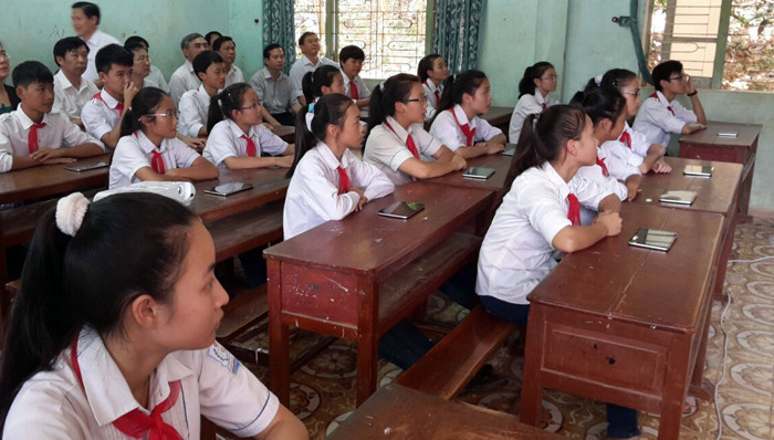 Các học sinh nhà trường được tặng SGK điện tử, điều này giúp các em thuận lợi hơn trong quá trình học tập. Các học sinh nhà trường được tặng SGK điện tử, điều này giúp các em thuận lợi hơn trong quá trình học tập.