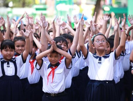 Ngập tràn sắc cờ hoa ngày toàn dân đưa trẻ tới trường ảnh 1 Ngập tràn sắc cờ hoa ngày toàn dân đưa trẻ tới trường ảnh 1