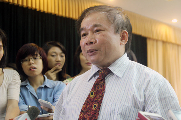 Thứ trưởng Bùi Văn Ga trả lời phỏng vấn báo chí sau khi bộ công bố điểm sàn, theo ông Ga có thể từ năm nay về sau phương án điểm sàn này sẽ được áp dụng. Ảnh Xuân Trung