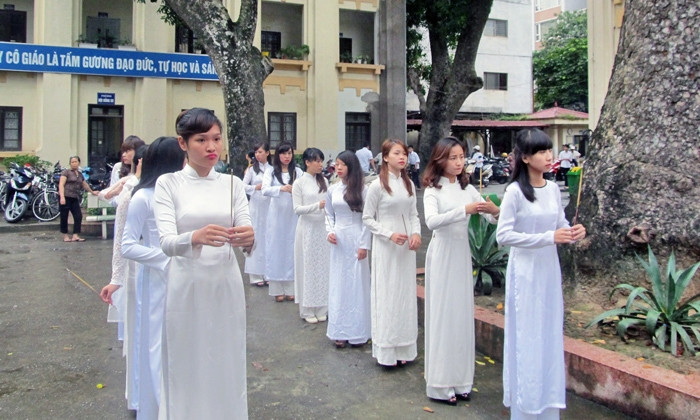 Lễ dâng hương cũng là dịp thầy và trò nhà trường cùng ôn lại những giá trị lịch sử của dân tộc. Lễ dâng hương cũng là dịp thầy và trò nhà trường cùng ôn lại những giá trị lịch sử của dân tộc.
