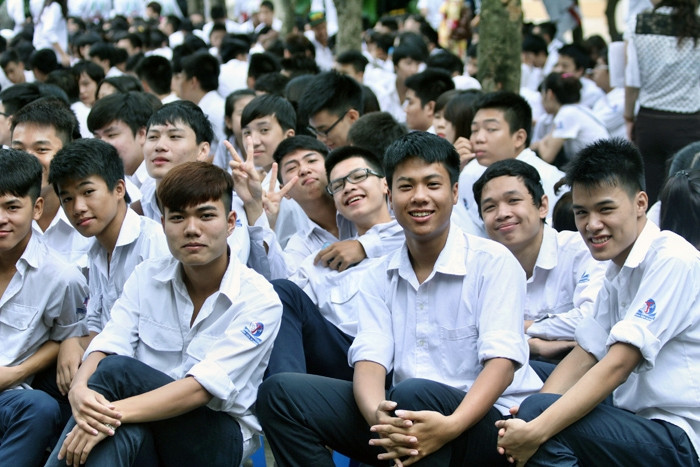 Những học sinh lớp 12 nhà trường trong ngày khai giảng năm học 2013-2014. Những học sinh lớp 12 nhà trường trong ngày khai giảng năm học 2013-2014.