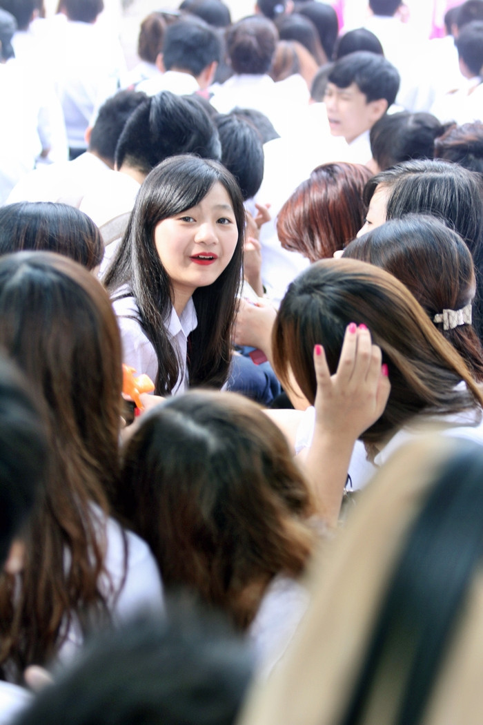 Những nữ sinh cũng tranh thủ làm đẹp trong ngày khai trường, gặp lại bạn cũ sau thời gian nghỉ hè là những niềm vui. Những nữ sinh cũng tranh thủ làm đẹp trong ngày khai trường, gặp lại bạn cũ sau thời gian nghỉ hè là những niềm vui.