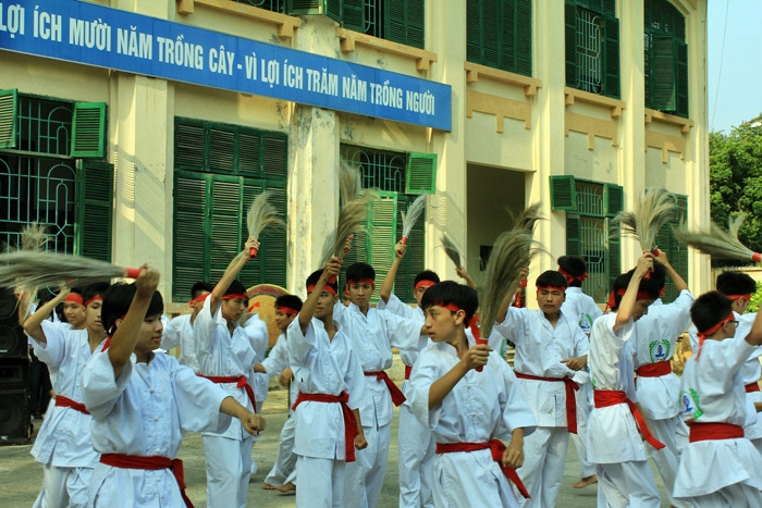 Phác họa lại một trận cờ lau tập trận của Người anh hùng dân tộc Đinh Tiên Hoàng. Phác họa lại một trận cờ lau tập trận của Người anh hùng dân tộc Đinh Tiên Hoàng.
