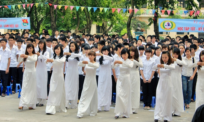Thầy và trò nhà trường cùng dâng hương tưởng nhớ Người anh hùng dân tộc Đinh Tiên Hoàng trong ngày khai giảng. Thầy và trò nhà trường cùng dâng hương tưởng nhớ Người anh hùng dân tộc Đinh Tiên Hoàng trong ngày khai giảng.