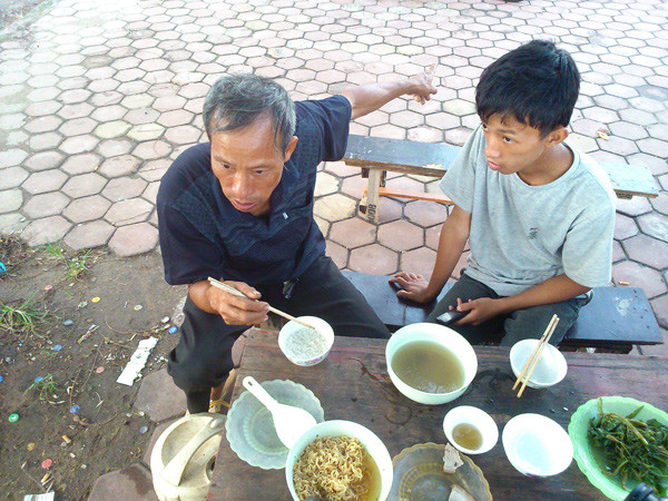 Bữa cơm tối của chú Nguyễn Hữu Định (áo đen) chỉ đơn giản như thế này. Ảnh Xuân Trung Bữa cơm tối của chú Nguyễn Hữu Định (áo đen) chỉ đơn giản như thế này. Ảnh Xuân Trung