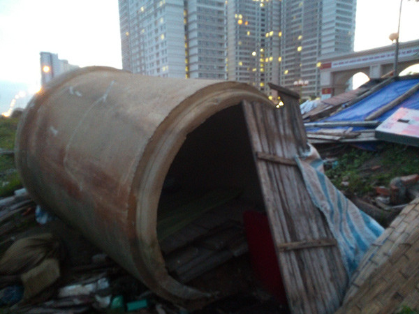 Đây là chiếc cống bằng bê tông mà chú Định vẫn bảo là "nhà" của mình, bên trong chỉ có chiếc chăn mỏng và một chiếc gối để tối nằm. Ảnh Xuân Trung Đây là chiếc cống bằng bê tông mà chú Định vẫn bảo là "nhà" của mình, bên trong chỉ có chiếc chăn mỏng và một chiếc gối để tối nằm. Ảnh Xuân Trung