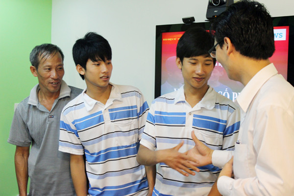 Nguyễn Hữu Tiến cùng em trai và bố nhận quà từ nhà hảo tâm sáng nay. Ảnh Xuân Trung Nguyễn Hữu Tiến cùng em trai và bố nhận quà từ nhà hảo tâm sáng nay. Ảnh Xuân Trung