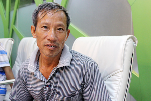 Chú Nguyễn Hữu Định một lòng mong muốn có sức khỏe để tiếp tục nghề bơm vá và làm thuê có tiền nuôi con ăn học. Ảnh Xuân Trung Chú Nguyễn Hữu Định một lòng mong muốn có sức khỏe để tiếp tục nghề bơm vá và làm thuê có tiền nuôi con ăn học. Ảnh Xuân Trung