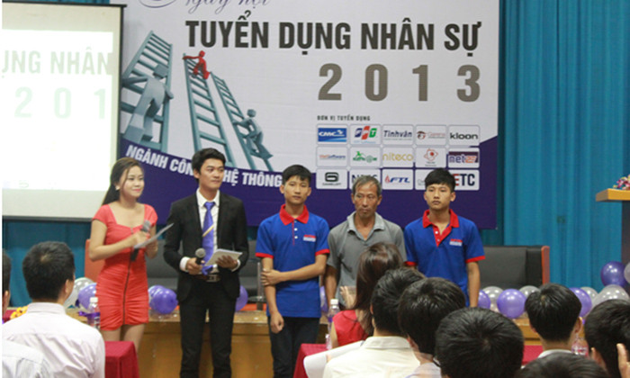 Cha con Thủ khoa Đại học Y Hà Nội Nguyễn Hữu Tiến có mặt từ sớm để tham dự ngày hội tuyển dụng.