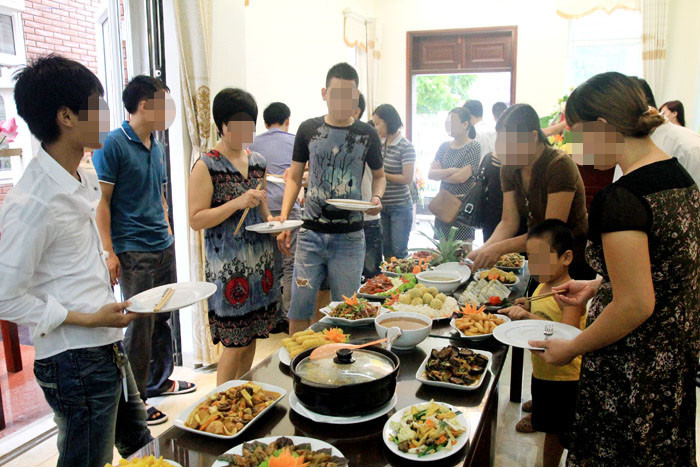 Sự đối lập khác hẳn so với một bữa ăn xa hoa của những người có tiền.