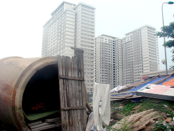 Đây là "ngôi nhà" bằng ống cống bỏ hoang của chú Nguyễn Hữu Định, cách đây 2 tháng chú dọn về đây ở chỉ mong có chỗ ra vào, trú mưa, nắng hàng ngày. Sau lưng kia là cả tòa chưng cư khang trang, sạch sẽ. Chú Định vẫn ao ước, chỉ cần nơi ở mưa không ướt là được rồi.