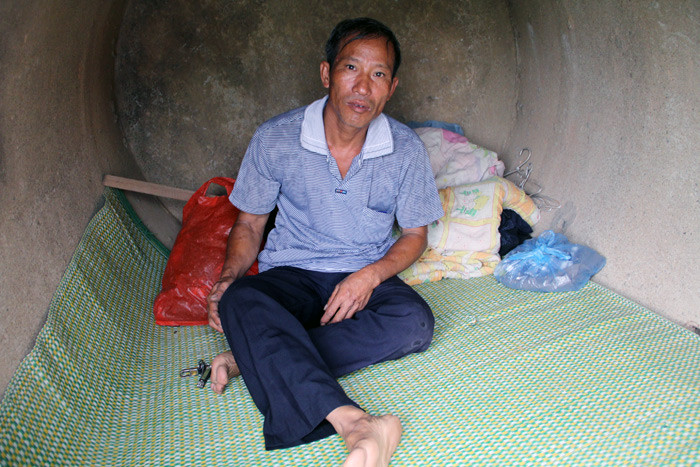 "Ở trọ trần gian" với chú Định là cả một cuộc đời biến động không lúc nào ngừng, trong "ngôi nhà" này gia tài quý giá nhất có lẽ chỉ là túi quần áo đã theo chú suốt 10 năm qua.