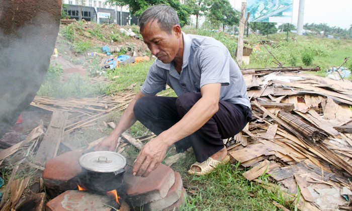 Chỉ vài viên gạch xếp lại là thành bếp.