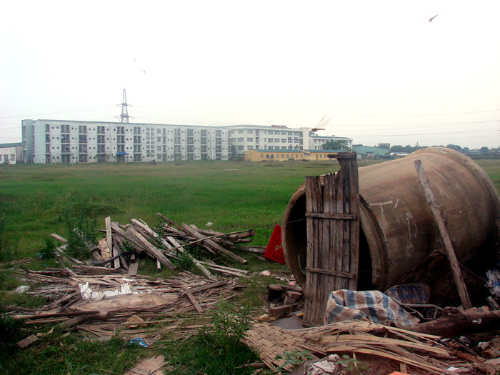 Nằm giữa cánh đồng,"ngôi nhà" ống cống này là nơi đã gắn bó với chú Nguyễn Hữu Định với bao kỉ niệm. Cho dù sau này không còn ở đây nữa, nhưng hình ảnh này có lẽ sẽ mãi gợi lại cho chú những khó khăn vất vả trong cuộc đời vạ vật của mình.
