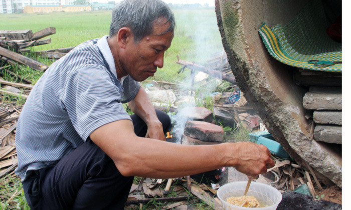 Bữa ăn hàng ngày của chú Định chủ yếu là mì tôm, vừa tiết kiệm lại vừa dễ nấu.