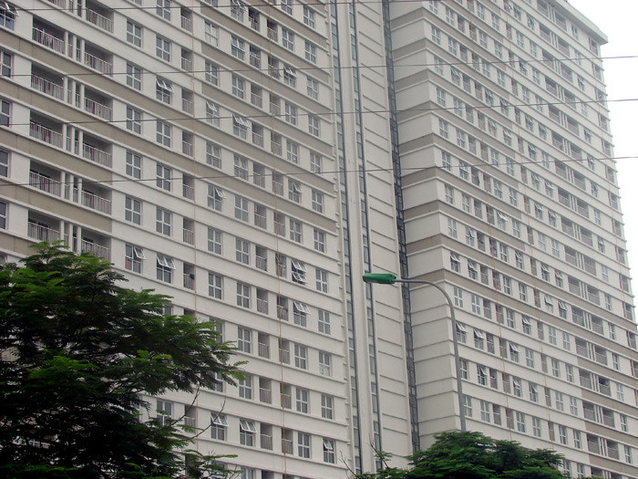 Sự bề thế của loạt chung cư khác hẳn với "ngôi nhà" ống cống bên dưới.