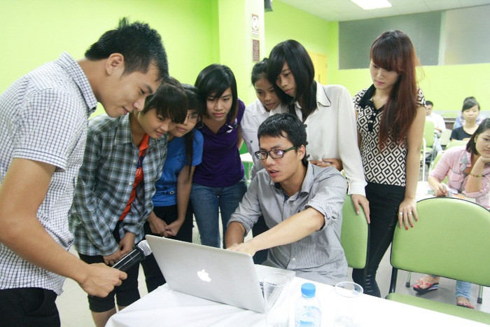 Sinh viên năm 3 của Chương trình Cử nhân Top-up – Nguyễn Hoài Sơn giới thiệu và hướng dẫn các nữ sinh sử dụng phần mềm tìm kiếm bằng giọng nói. Sinh viên năm 3 của Chương trình Cử nhân Top-up – Nguyễn Hoài Sơn giới thiệu và hướng dẫn các nữ sinh sử dụng phần mềm tìm kiếm bằng giọng nói.