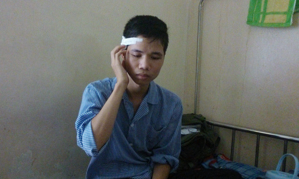 Với một bên tai mới mổ,Hoàng Đạt muốn nói chuyện phải lấy tay bịt một bên tai mới nghe được. Ảnh Xuân Trung Với một bên tai mới mổ,Hoàng Đạt muốn nói chuyện phải lấy tay bịt một bên tai mới nghe được. Ảnh Xuân Trung