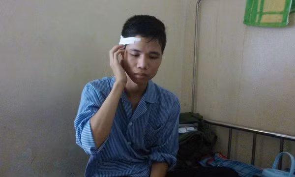 Với một bên tai mới mổ,Hoàng Đạt muốn nói chuyện phải lấy tay bịt một bên tai mới nghe được. Ảnh Xuân Trung