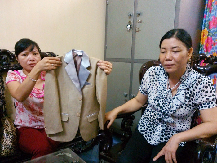 Lãnh đạo nhà trường cho rằng, nguyên nhân dẫn đến việc nhiều phụ huynh không ủng hộ mua đồng phục cho con là do cách truyền đạt của giáo viên chưa thấu đáo. Ảnh Xuân Trung Lãnh đạo nhà trường cho rằng, nguyên nhân dẫn đến việc nhiều phụ huynh không ủng hộ mua đồng phục cho con là do cách truyền đạt của giáo viên chưa thấu đáo. Ảnh Xuân Trung