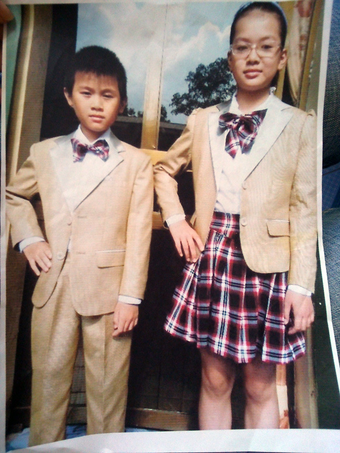 Bộ đồng phục từ lớp 1 đến lơp 5 của Trường Tiểu học Văn Bình được nhiều phụ huynh cho rằng là đắt vơi giá gần 700.000 đồng. Ảnh Xuân Trung Bộ đồng phục từ lớp 1 đến lơp 5 của Trường Tiểu học Văn Bình được nhiều phụ huynh cho rằng là đắt vơi giá gần 700.000 đồng. Ảnh Xuân Trung