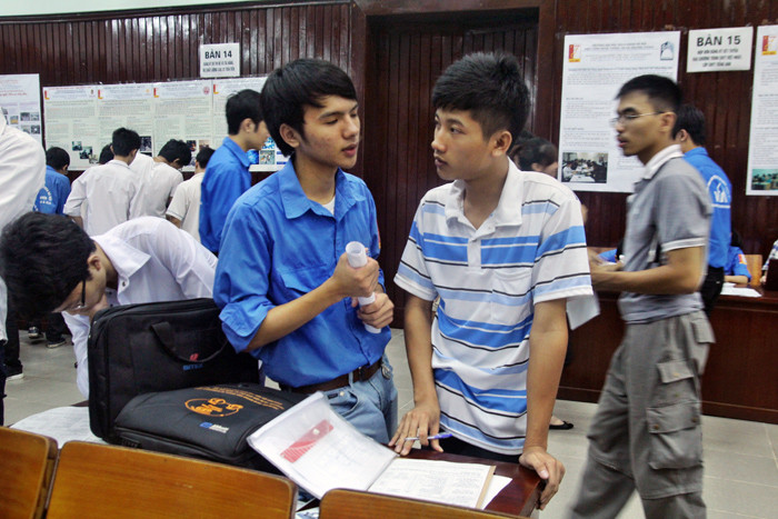 Khi đợi làm thủ tục, em nhận được sự hướng dẫn nhiệt tình của các anh chị tình nguyện viên.