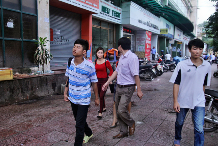 Nguyễn Hữu Tiền bắt đầu chuẩn bị một hành trang mới để bước vào khóa học. Em cho biết, dù không được điểm cao bằng anh nhưng quan trọng là đầu ra sau này.