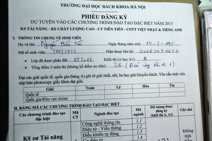 Nguyễn Hữu Tiền tham gia đăng ký dự tuyển vào các hệ tài năng của trường để có điều kiện học tập tốt hơn.