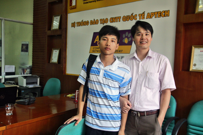 Nguyễn Hữu Tiền đỗ Đại học Bách khoa Hà Nội với 26 điểm. Sau khi anh trai là Thủ khoa Đại học Y Hà Nội là Nguyễn Hữu Tiến được nhiều cơ quan đoàn thể giúp đỡ trước hoàn cảnh khó khăn của gia đình. Hệ thống CNTT quốc tế Bachkhoa-Aptech cũng đã quyết định dành suất học bổng toàn phần trị giá 85 triệu cho em trai Nguyễn Hữu Tiền học tại trường Bách khoa. Trong buổi sáng nay Nguyễn Hữu Tiền đến trụ sở của Hệ thống CNTT quốc tế Bachkhoa-Aptech từ rất sớm để làm thủ tục trước khi sang trường Bách khoa nhập học.