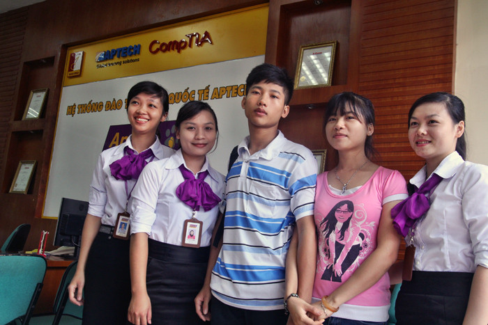 Nguyễn Hữu Tiền đi nhập học cùng chị gái là Nguyễn Thị Huy (áo hồng).