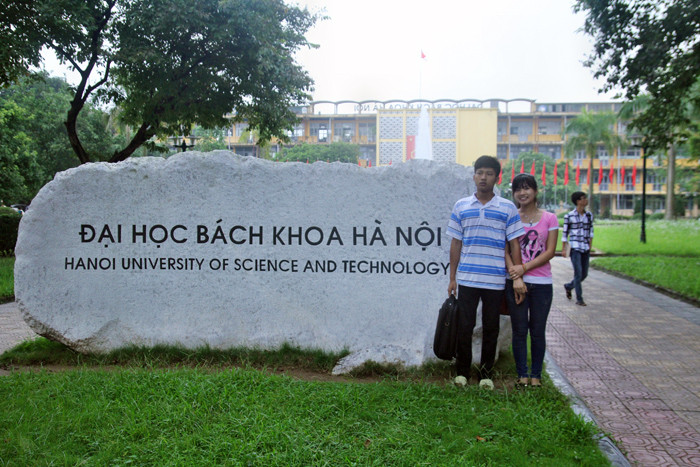 Hai chị em rất vui khi có mặt trong ngày nhập học.