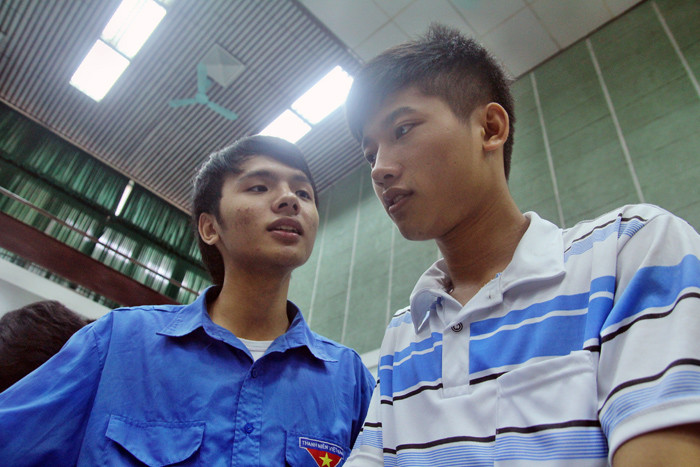 Trong buổi nhập học Nguyễn Hữu Tiền rất chăm chú lắng nghe tư vấn của các anh chị sinh viên có nên tham gia vào hệ chất lượng cao hay không.