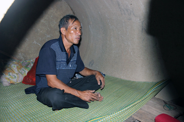 Hàng ngày chú Nguyễn Hữu Định vẫn phải duy trì cuộc sống bên chiếc cống nhỏ, dù là ngày mưa hay ngày nắng, Ảnh Xuân Trung Hàng ngày chú Nguyễn Hữu Định vẫn phải duy trì cuộc sống bên chiếc cống nhỏ, dù là ngày mưa hay ngày nắng, Ảnh Xuân Trung