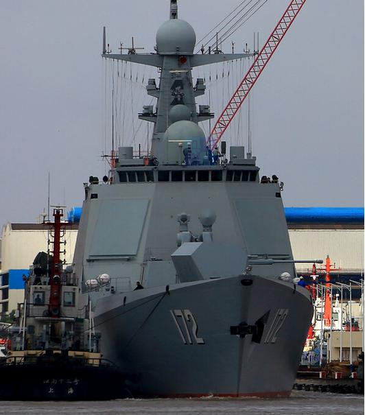 4 tàu khu trục Type 052D Trung Quốc đồng thời xuất hiện ở nhà máy đóng tàu. Trong hình là tàu khu trục Côn Minh số hiệu 172 Type 052D của Hạm đội Nam Hải, Hải quân Trung Quốc (nguồn Thời báo Hoàn Cầu, Trung Quốc)