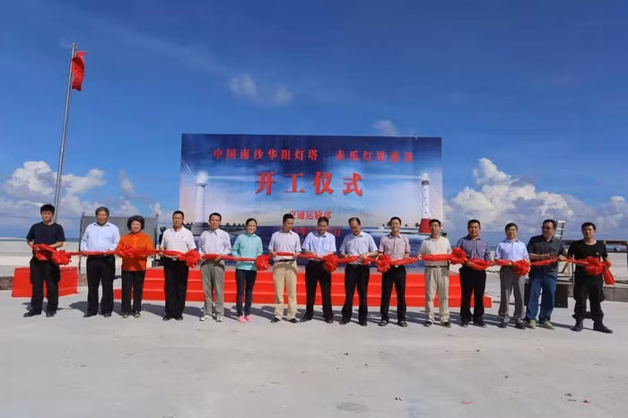 Ngày 26 tháng 5 năm 2015, Trung Quốc tổ chức lễ khởi công xây dựng bất hợp pháp hải đăng ở quần đảo Trường Sa của Việt Nam (nguồn báo Hoàn Cầu, Trung Quốc)