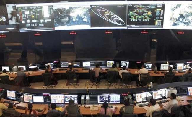 Các kỹ sư tại Tổ chức nghiên cứu phát triển vũ trụ Ấn Độ (ISRO)