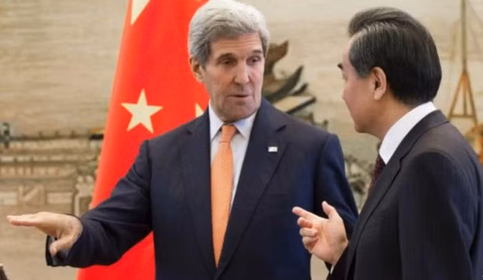 Ông John Kerry nói: Điều cần cho khu vực này là, thông qua các nỗ lực ngoại giao thông minh để thúc đẩy ASEAN và Trung Quốc tuân thủ COC (nguyên văn trên BBC), chứ không phải thông qua kỹ năng quân sự và xây dựng tiền đồn quân sự để đạt được. Ông John Kerry nói: Điều cần cho khu vực này là, thông qua các nỗ lực ngoại giao thông minh để thúc đẩy ASEAN và Trung Quốc tuân thủ COC (nguyên văn trên BBC), chứ không phải thông qua kỹ năng quân sự và xây dựng tiền đồn quân sự để đạt được.