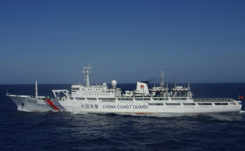 Trung Quốc đang kéo giàn khoan nước sâu thứ hai tên là Hưng Vượng xuống Biển Đông, vừa đưa ra lệnh cấm đánh bắt cá có tính chất bất hợp pháp... Trong hình là tàu cảnh sát biển Trung Quốc, loại tàu này được Philippines chỉ đích danh là "cướp có vũ trang". Khi đến vùng biển Hoàng Sa đánh bắt cá, tàu cá Việt Nam cũng từng bị Chính phủ Trung Quốc cho lực lượng cướp tàu, cướp hải sản đánh bắt được, thậm chí đòi tiền chuộc hết sức ngang ngược và có nhiều hành động khiêu khích khác... Trung Quốc đang kéo giàn khoan nước sâu thứ hai tên là Hưng Vượng xuống Biển Đông, vừa đưa ra lệnh cấm đánh bắt cá có tính chất bất hợp pháp... Trong hình là tàu cảnh sát biển Trung Quốc, loại tàu này được Philippines chỉ đích danh là "cướp có vũ trang". Khi đến vùng biển Hoàng Sa đánh bắt cá, tàu cá Việt Nam cũng từng bị Chính phủ Trung Quốc cho lực lượng cướp tàu, cướp hải sản đánh bắt được, thậm chí đòi tiền chuộc hết sức ngang ngược và có nhiều hành động khiêu khích khác...