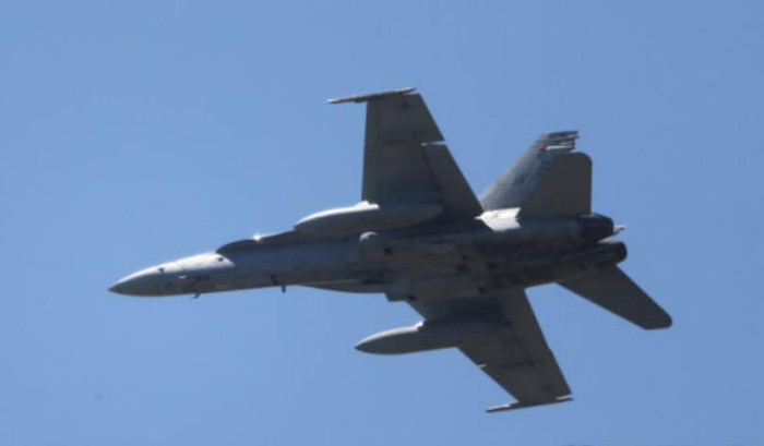 Ngày 1 tháng 4 năm 2015, máy bay chiến đấu F-18 Mỹ buộc phải hạ cánh xuống Đài Loan (nguồn mạng sina Trung Quốc)