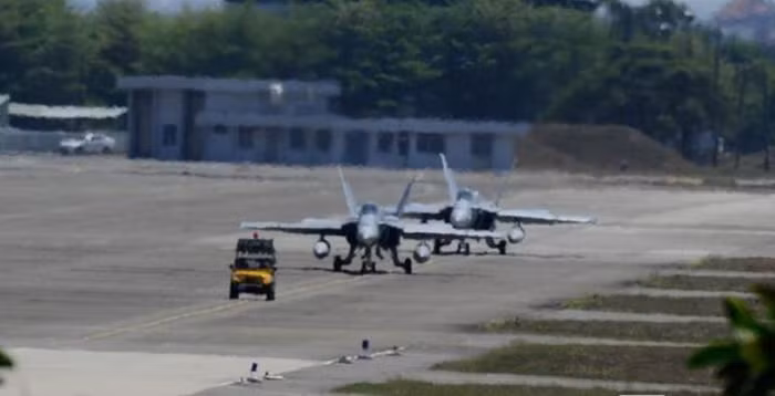 Ngày 1 tháng 4 năm 2015, máy bay chiến đấu F-18 Mỹ buộc phải hạ cánh xuống Đài Loan (nguồn mạng sina Trung Quốc)